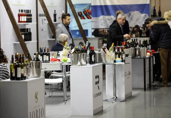 Feria Internacional del Vino ENOEXPO en Cracovia. Los productores de vino de todo el mundo se reúnen con los importadores distribuidores y representantes. Cracovia. Polonia —  Fotos de Stock