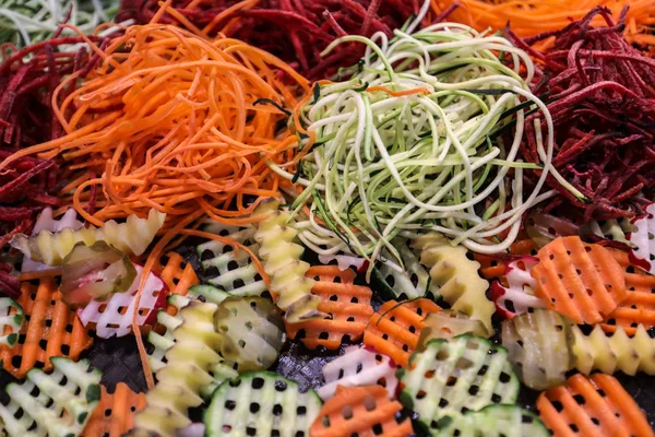 Различные сырые измельченные овощи в качестве примера здорового питания — стоковое фото