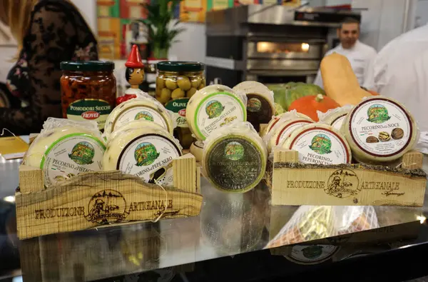 Grandes quesos Pecorino en Gastrofood - Feria Comercial de Alimentos y Bebidas para Catering en Cracovia. Polonia — Foto de Stock