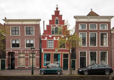 Alkmaar, Hollanda - 21 Nisan 2017: Kuzey Hollanda, Hollanda, tipik kanalına tarihi eski şehir, Alkmaar, evler 