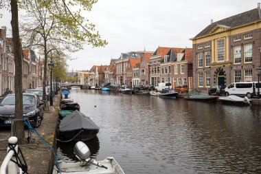 Alkmaar, Hollanda - 21 Nisan 2017: Kuzey Hollanda, Hollanda, tipik kanalına tarihi eski şehir, Alkmaar, evler 