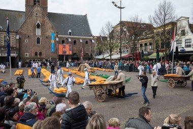 Alkmaar, Hollanda - 21 Nisan 2017: Tipik peynir pazarı şehir Alkmaar Hollanda, sadece dört geleneksel Hollanda peynir piyasalarda hala varlığını ve bir ülkenin en popüler turistik. 