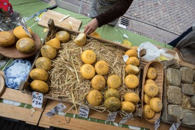 Alkmaar, Hollanda - 21 Nisan 2017: Hollanda peynir Alkmaar sokak piyasada. Hollanda