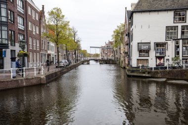 Alkmaar, Hollanda - 21 Nisan 2017: Kuzey Hollanda, Hollanda, tipik kanalına tarihi eski şehir, Alkmaar, evler 