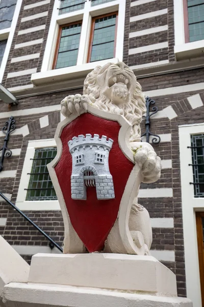 Alkmaar Nederland April 2017 Lion Sculpture Met Wapenschild Stadthuis Stadhuis — Stockfoto