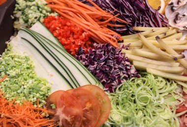 Farklı çiğ sebze diyet sağlıklı bir örnek olarak rendelenmiş