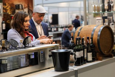 Cracow Polonya - 16 Kasım 2017: Uluslararası şarap ticaret Cracow adil Enoexpo. Dünyanın her yerinden gelen şarap üreticilerinden ithalatçılar Distribütörler ve temsilcileri ile tanışın. Cracow. Polonya