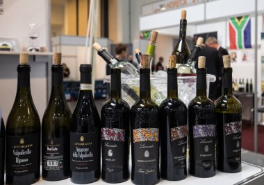 Cracow Polonya - 16 Kasım 2017: Uluslararası şarap ticaret Cracow adil Enoexpo. Dünyanın her yerinden gelen şarap üreticilerinden ithalatçılar Distribütörler ve temsilcileri ile tanışın. Cracow. Polonya