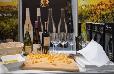 Cracow Polonya - 16 Kasım 2017: Uluslararası şarap ticaret Cracow adil Enoexpo. Dünyanın her yerinden gelen şarap üreticilerinden ithalatçılar Distribütörler ve temsilcileri ile tanışın. Cracow. Polonya