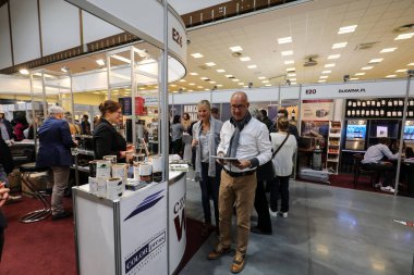Cracow Polonya - 16 Kasım 2017: Uluslararası şarap ticaret Cracow adil Enoexpo. Dünyanın her yerinden gelen şarap üreticilerinden ithalatçılar Distribütörler ve temsilcileri ile tanışın. Cracow. Polonya