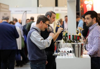 Cracow Polonya - 16 Kasım 2017: Uluslararası şarap ticaret Cracow adil Enoexpo. Dünyanın her yerinden gelen şarap üreticilerinden ithalatçılar Distribütörler ve temsilcileri ile tanışın. Cracow. Polonya