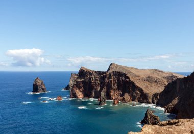 Portekiz 'in Madeira şehrinin doğusundaki Ponta de Sao Lourenco' da güzel bir manzara.