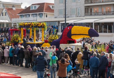 Noordwijk, Hollanda - 22 Nisan 2017: geleneksel çiçek Bloemencorso Noordwijk Hollanda'da Haarlem için geçit töreni. 
