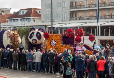Noordwijk, Hollanda - 22 Nisan 2017: geleneksel çiçek Bloemencorso Noordwijk Hollanda'da Haarlem için geçit töreni. 
