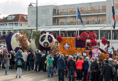 Noordwijk, Hollanda - 22 Nisan 2017: geleneksel çiçek Bloemencorso Noordwijk Hollanda'da Haarlem için geçit töreni. 