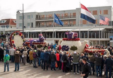 Noordwijk, Hollanda - 22 Nisan 2017: geleneksel çiçek Bloemencorso Noordwijk Hollanda'da Haarlem için geçit töreni. 