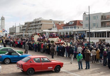 Noordwijk, Hollanda - 22 Nisan 2017: geleneksel çiçek Bloemencorso Noordwijk Hollanda'da Haarlem için geçit töreni. 