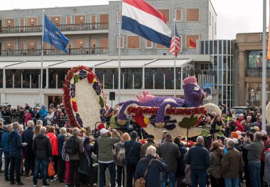 Noordwijk, Hollanda - 22 Nisan 2017: geleneksel çiçek Bloemencorso Noordwijk Hollanda'da Haarlem için geçit töreni. 