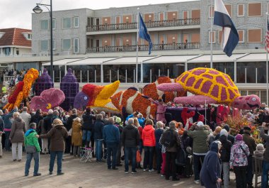 Noordwijk, Hollanda - 22 Nisan 2017: geleneksel çiçek Bloemencorso Noordwijk Hollanda'da Haarlem için geçit töreni. 