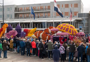 Noordwijk, Hollanda - 22 Nisan 2017: geleneksel çiçek Bloemencorso Noordwijk Hollanda'da Haarlem için geçit töreni. 