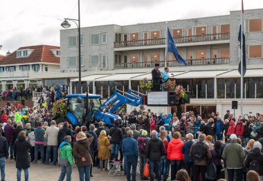 Noordwijk, Hollanda - 22 Nisan 2017: geleneksel çiçek Bloemencorso Noordwijk Hollanda'da Haarlem için geçit töreni. 