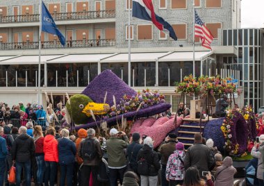 Noordwijk, Hollanda - 22 Nisan 2017: geleneksel çiçek Bloemencorso Noordwijk Hollanda'da Haarlem için geçit töreni. 