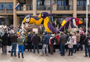 Noordwijk, Hollanda - 22 Nisan 2017: geleneksel çiçek Bloemencorso Noordwijk Hollanda'da Haarlem için geçit töreni. 