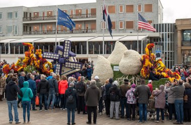 Noordwijk, Hollanda - 22 Nisan 2017: geleneksel çiçek Bloemencorso Noordwijk Hollanda'da Haarlem için geçit töreni. 