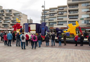 Noordwijk, Hollanda - 22 Nisan 2017: geleneksel çiçek Bloemencorso Noordwijk Hollanda'da Haarlem için geçit töreni. 