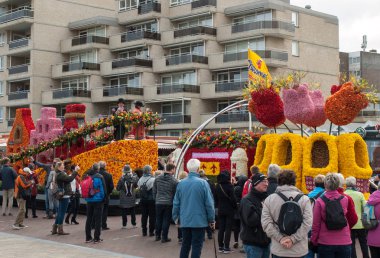 Noordwijk, Hollanda - 22 Nisan 2017: geleneksel çiçek Bloemencorso Noordwijk Hollanda'da Haarlem için geçit töreni. 