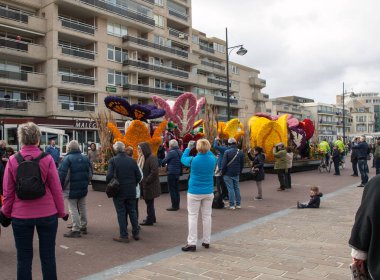 Noordwijk, Hollanda - 22 Nisan 2017: geleneksel çiçek Bloemencorso Noordwijk Hollanda'da Haarlem için geçit töreni. 