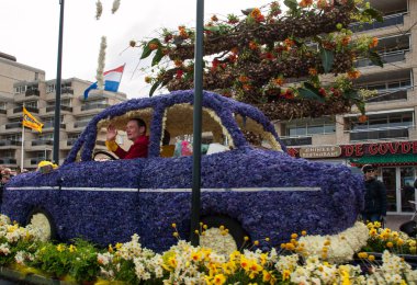Noordwijk, Hollanda - 22 Nisan 2017: geleneksel çiçek Bloemencorso Noordwijk Hollanda'da Haarlem için geçit töreni. 