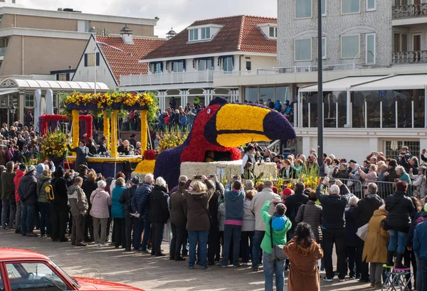 Noordwijk, Hollanda - 22 Nisan 2017: geleneksel çiçek Bloemencorso Noordwijk Hollanda'da Haarlem için geçit töreni. 