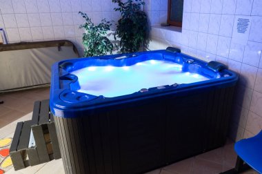 Wisla, Polonya - 23 Ekim 2105: Hidro masaj küvet Wisla içinde Engelli rehabilitasyon Merkezi'nde renk terapisi için. Polonya