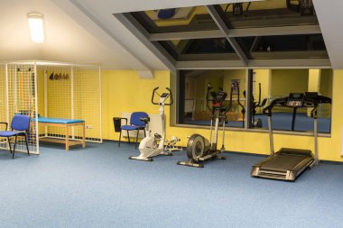 Wisla, Polonya - 23 Ekim 2105: Spor salonu ve fitness Rehabilitasyon merkezinde Engelli odası Wisla, Polonya