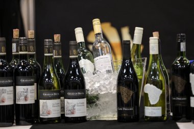 Cracow Polonya - 16 Kasım 2017: Uluslararası şarap ticaret Cracow adil Enoexpo. Dünyanın her yerinden gelen şarap üreticilerinden ithalatçılar Distribütörler ve temsilcileri ile tanışın. Cracow. Polonya