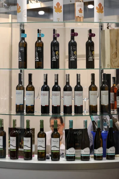 Cracow Polonya - 16 Kasım 2017: Uluslararası şarap ticaret Cracow adil Enoexpo. Dünyanın her yerinden gelen şarap üreticilerinden ithalatçılar Distribütörler ve temsilcileri ile tanışın. Cracow. Polonya