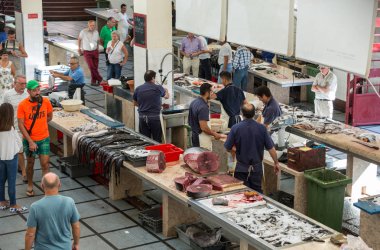  Funchal, Portekiz - 2 Eylül 2016: Balık satıcıları Mercado dos Lavradores, ünlü balık ve deniz ürünleri pazarı Funchal, Madeira Adası başkenti
