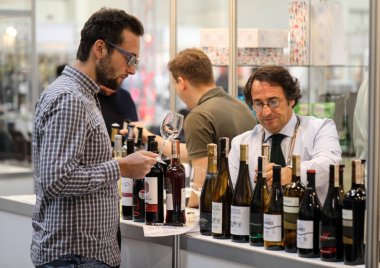Cracow Polonya - 16 Kasım 2017: Uluslararası şarap ticaret Cracow adil Enoexpo. Dünyanın her yerinden gelen şarap üreticilerinden ithalatçılar Distribütörler ve temsilcileri ile tanışın. Cracow. Polonya