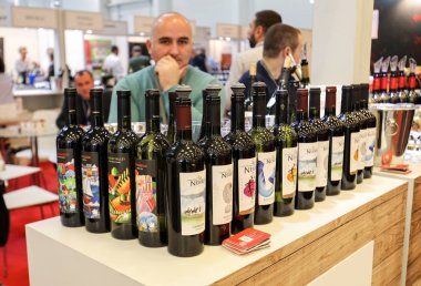 Cracow Polonya - 16 Kasım 2017: Uluslararası şarap ticaret Cracow adil Enoexpo. Dünyanın her yerinden gelen şarap üreticilerinden ithalatçılar Distribütörler ve temsilcileri ile tanışın. Cracow. Polonya