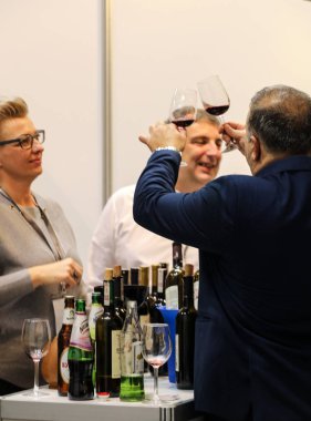 Cracow Polonya - 16 Kasım 2017: Uluslararası şarap ticaret Cracow adil Enoexpo. Dünyanın her yerinden gelen şarap üreticilerinden ithalatçılar Distribütörler ve temsilcileri ile tanışın. Cracow. Polonya