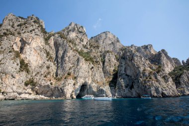 Capri, İtalya - 13 Haziran 2017: Tekne turist Grotta Bianca ve Grotta Meravigliosa, Capri, İtalya