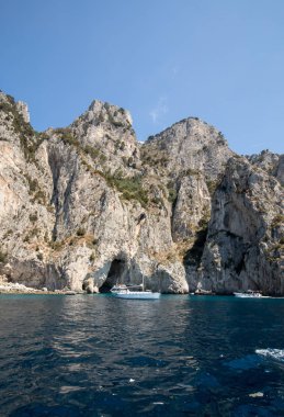 Capri, İtalya - 13 Haziran 2017: Tekne turist Grotta Bianca ve Grotta Meravigliosa, Capri, İtalya