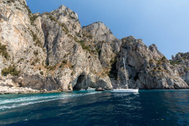 Capri, İtalya - 13 Haziran 2017: Tekne turist Grotta Bianca ve Grotta Meravigliosa, Capri, İtalya