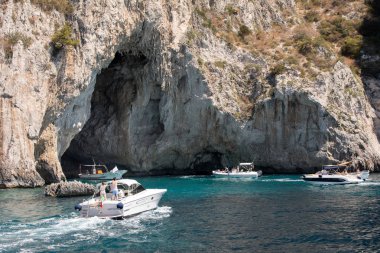 Capri, İtalya - 13 Haziran 2017: Tekne turist Grotta Bianca ve Grotta Meravigliosa, Capri, İtalya