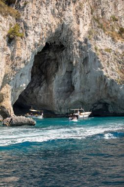 Capri, İtalya - 13 Haziran 2017: Tekne turist Grotta Bianca ve Grotta Meravigliosa, Capri, İtalya