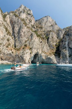 Capri, İtalya - 13 Haziran 2017: Tekne turist Grotta Bianca ve Grotta Meravigliosa, Capri, İtalya