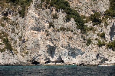Capri, İtalya - 13 Haziran 2017: Manzara turist tekneleri ve Uçurumun kıyısında ve Capri Adası teknede. İtalya