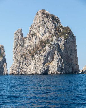 Capri Adası, İtalya Faraglioni buzlu tekneden görüntülemek. 