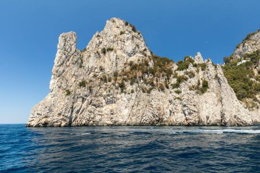 Capri Adası, İtalya'nın Uçurumun kıyısında tekneden görüntülemek